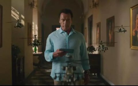 化妆间的空降兵！阿诺德·施瓦辛格主演手机游戏广告。