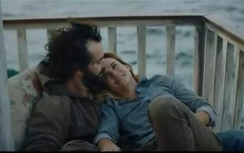 一对任性的夫妻把房子推到海里，去享受漂流的生活