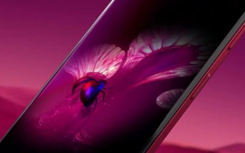 摩托罗拉 Moto Edge 30 Fusion 披上彩通2023年度色非凡洋红