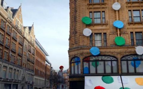 巨型草间弥生在英国哈罗德百货的外墙上画点点