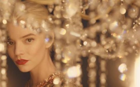 安雅·泰勒-乔伊化身金发精灵，带你走进迪奥的冬季仙境