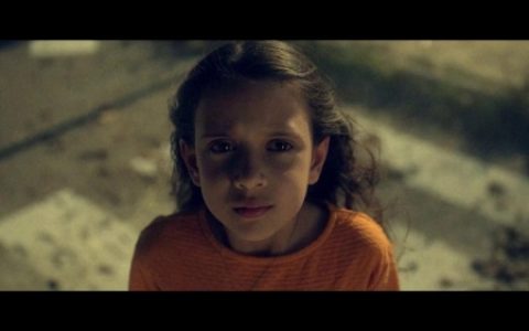 小女孩一招制服垃圾怪物